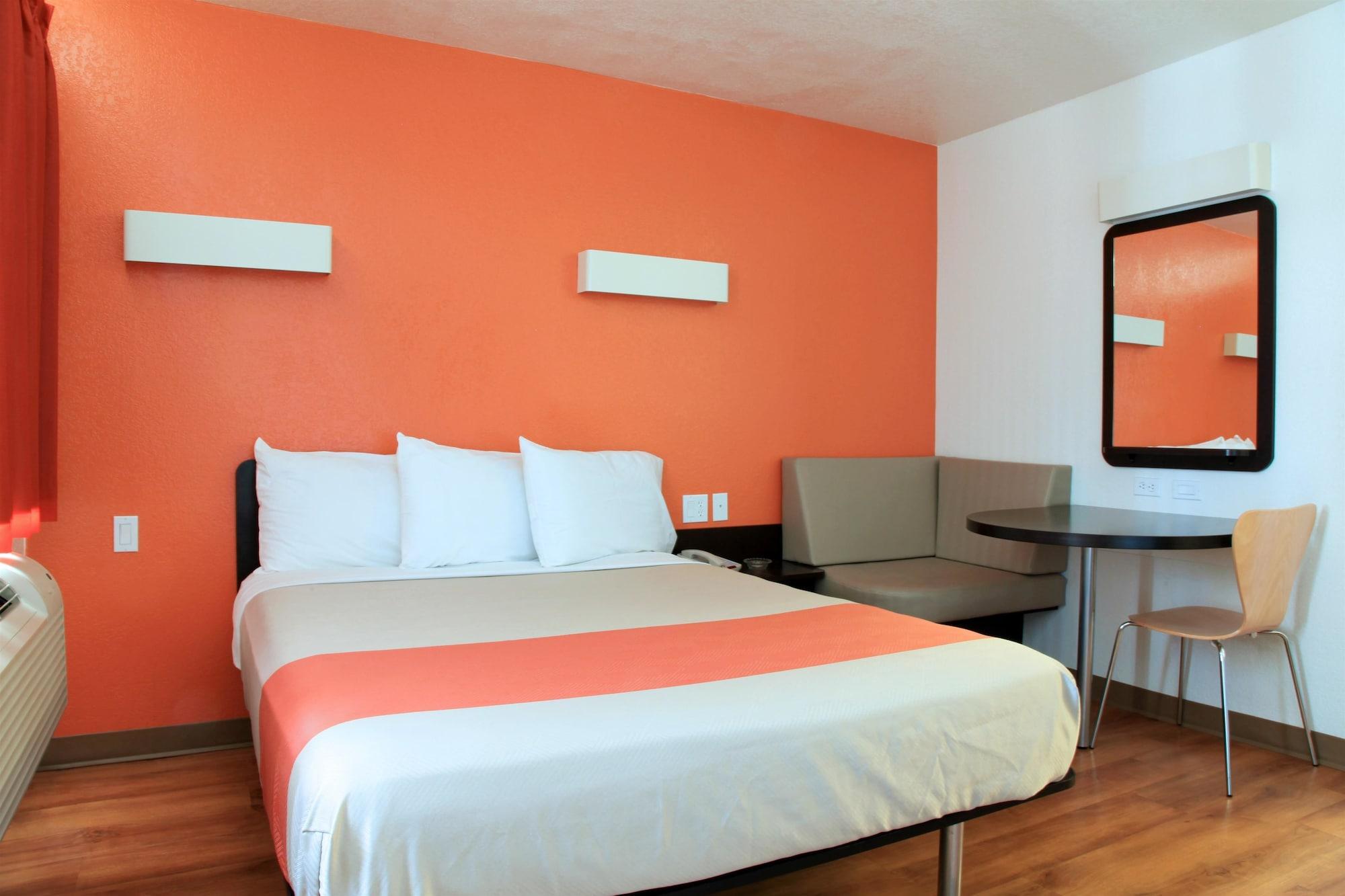 6 Old Town Fashion Square Hotel