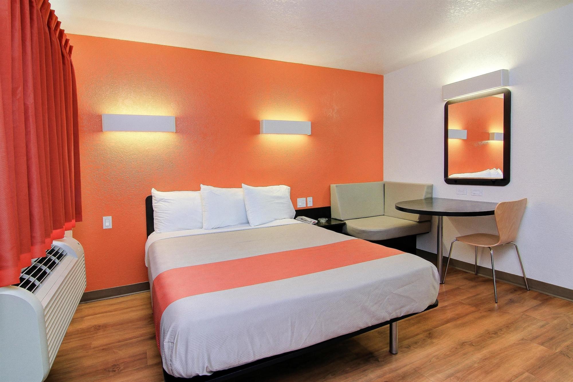 6 Old Town Fashion Square Hotel 3*